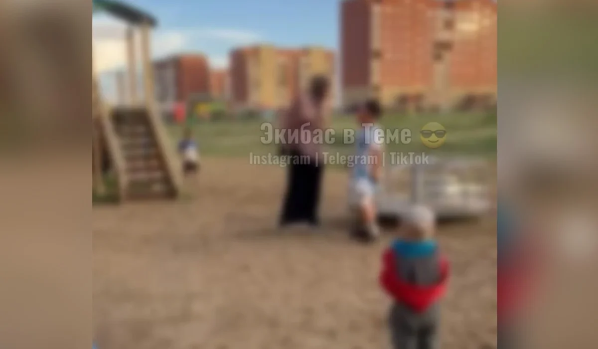 «Қазір тұншықтырамын»: Екібастұзда әйел ойын алаңындағы баланы соққыға жықты (ВИДЕО)
