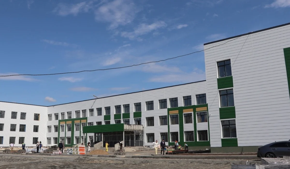 Мәжіліс депутаты Өскемендегі жаңа мектептің құрылыс жұмысын тексерді