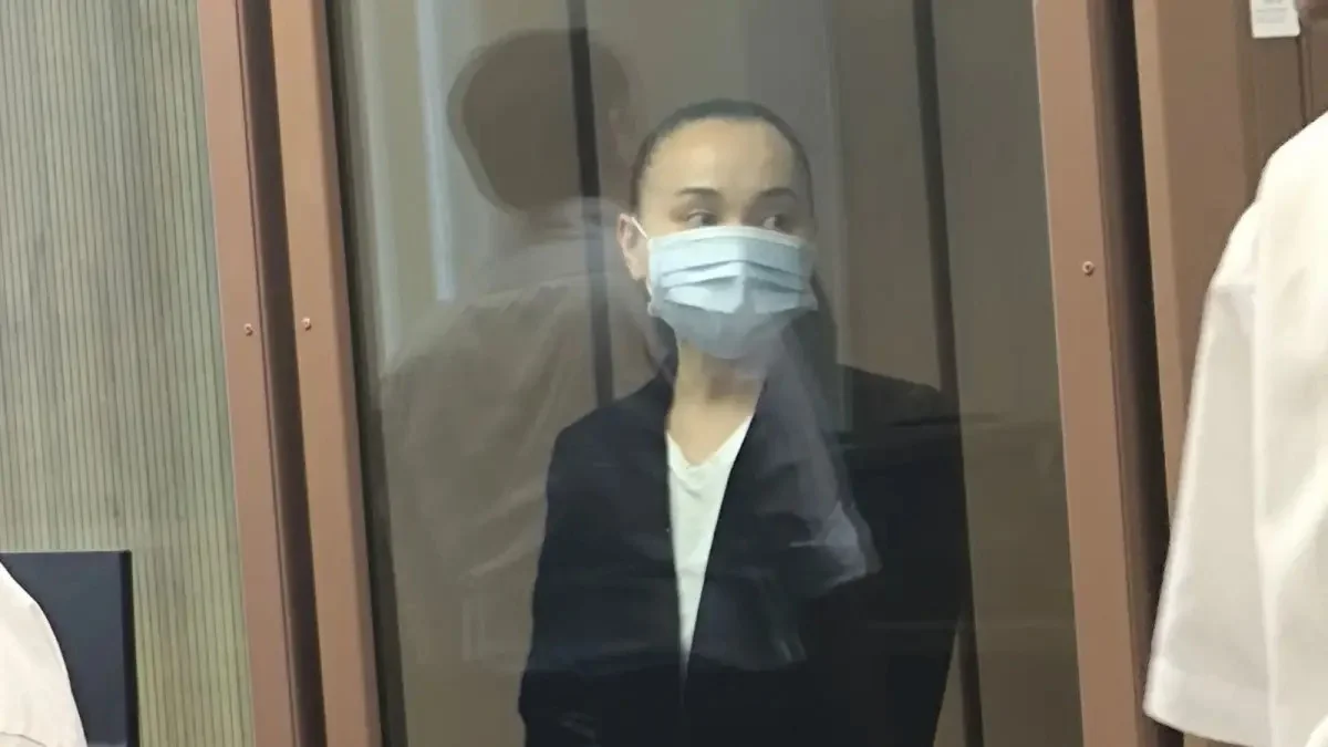 «Мені тергеу изоляторында ұрды»: 3 млрд теңге ұрлады деген Перизат Қайрат сот залында жылап жіберді