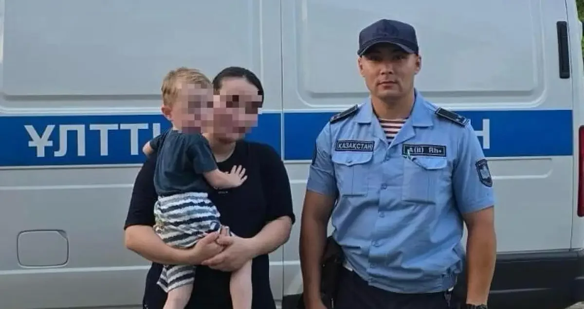 «Қатты қорқып қалған»: Оралда адасып кеткен кішкентай бала табылды
