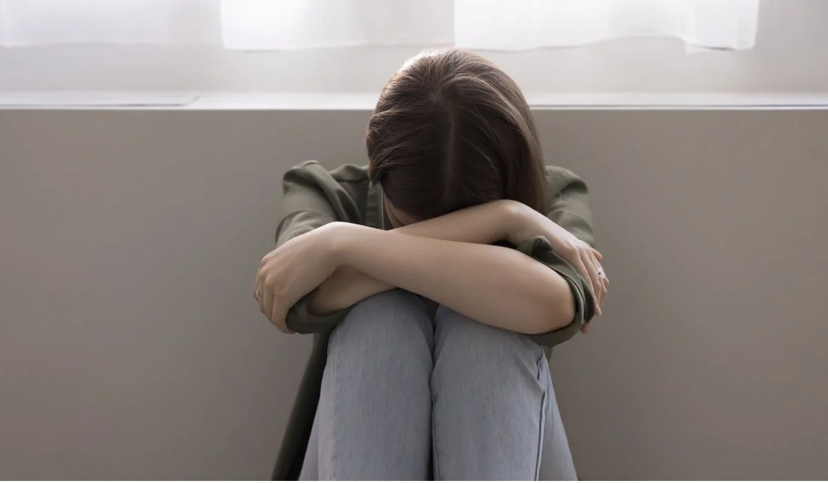 Павлодарда әйел полиция ғимаратының жанында қызды жерге құлатып, соққыға жықты (ВИДЕО)