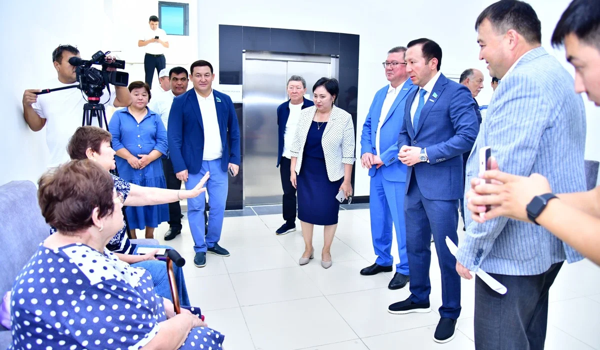 Мәжіліс депутаты Шымкенттегі қарияларға арналған орталық жұмысымен танысты