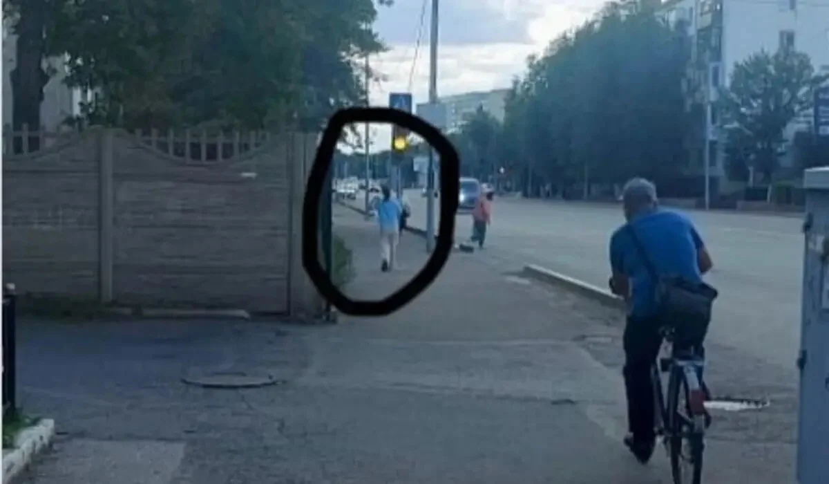 Павлодарда кәмелетке толмаған қыз баланы жерге құлатып, соққыға жыққан әйел ұсталды (ВИДЕО)