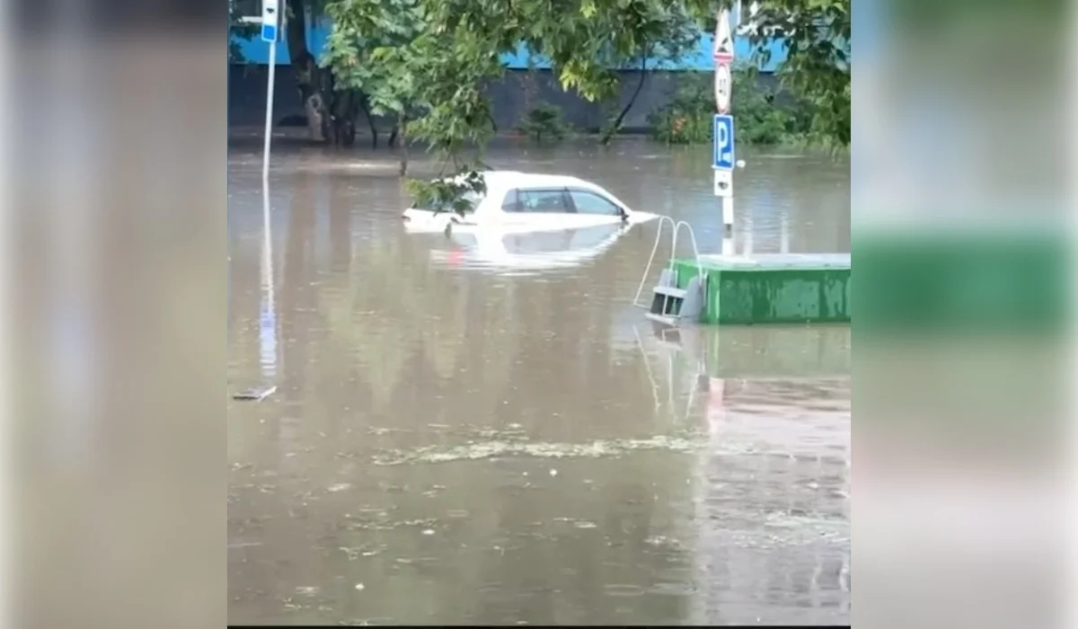 Мәскеудегі нөсер жауын көшелерді шайып, көліктерді зақымдады (ВИДЕО)