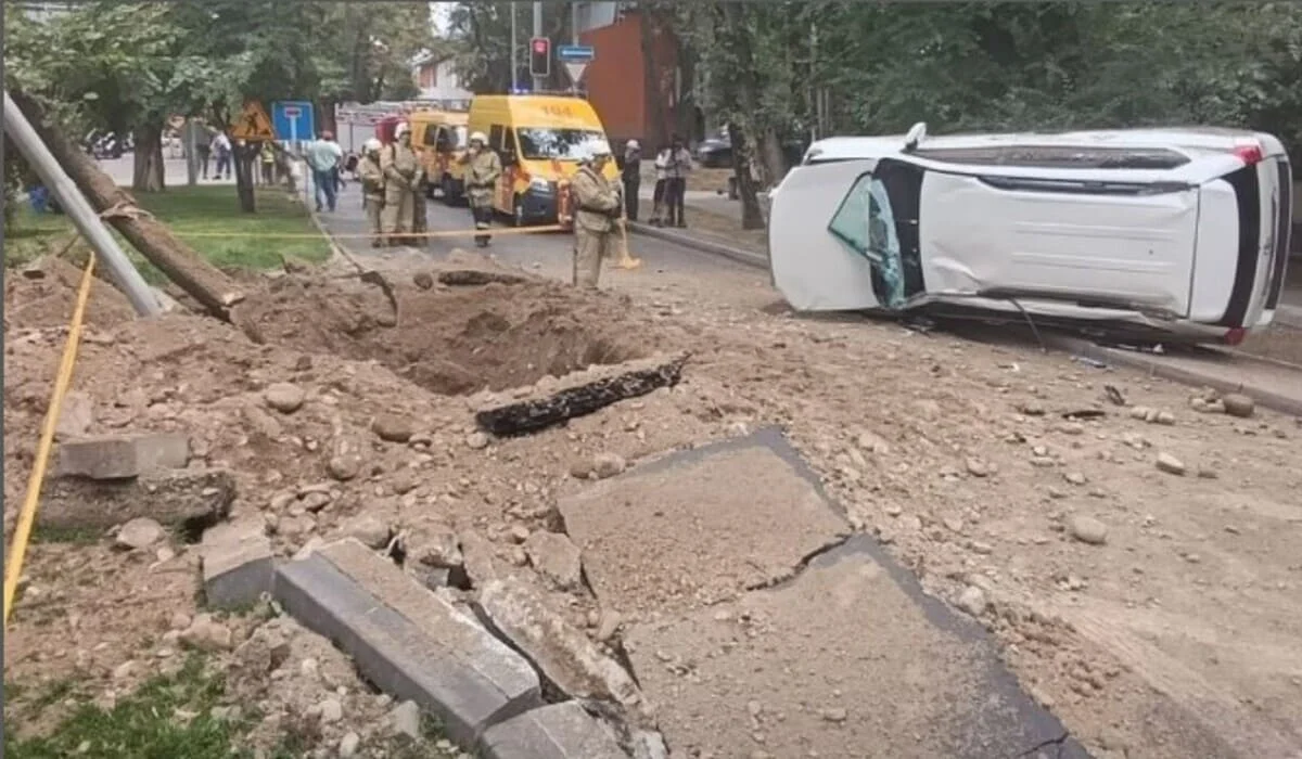 Алматыда жарылыс болып, екі адам отырған көлікті ұшырып жіберді (ВИДЕО)