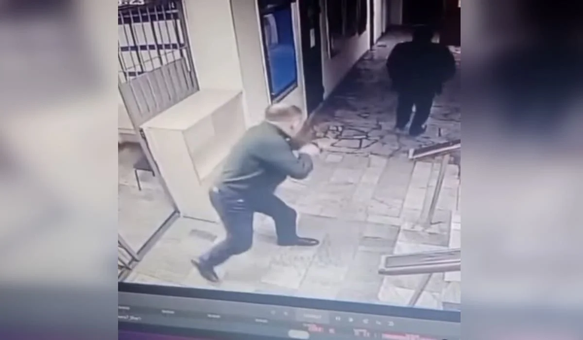Абай облысында қызметкерлерін таспен атып, қуып жүрген полиция бастығы жұмысынан қуылды (ВИДЕО)