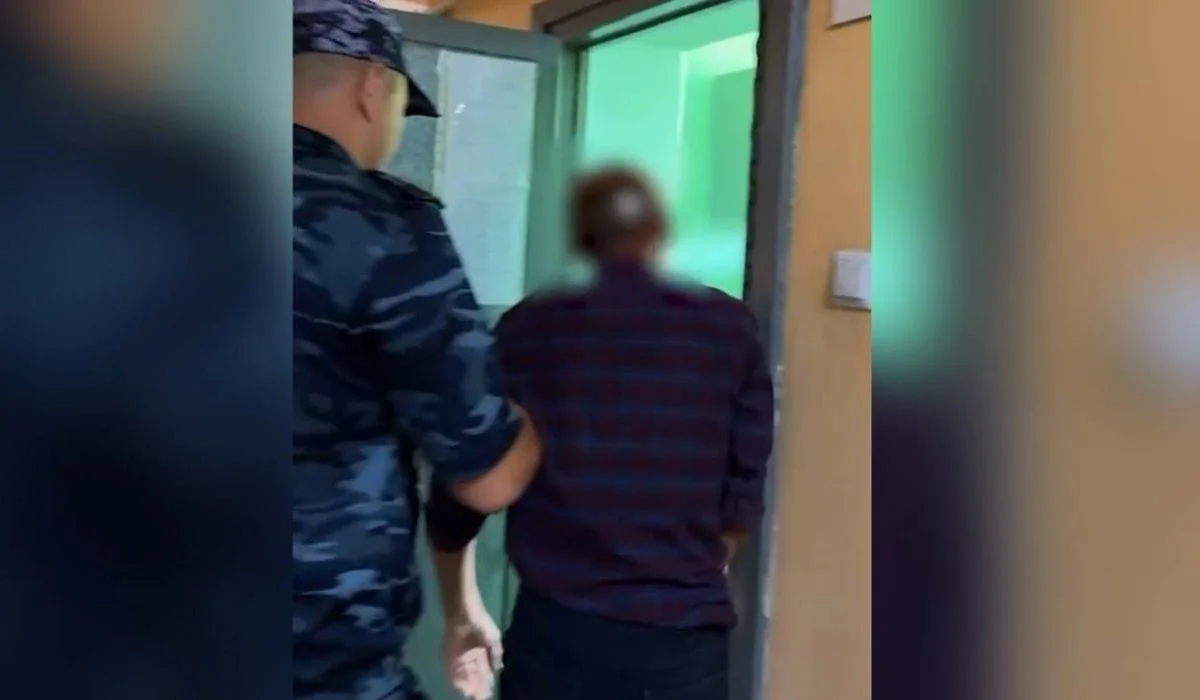 Астана тұрғыны Абайдың нақыл сөздері жазылған стендті бүлдірді