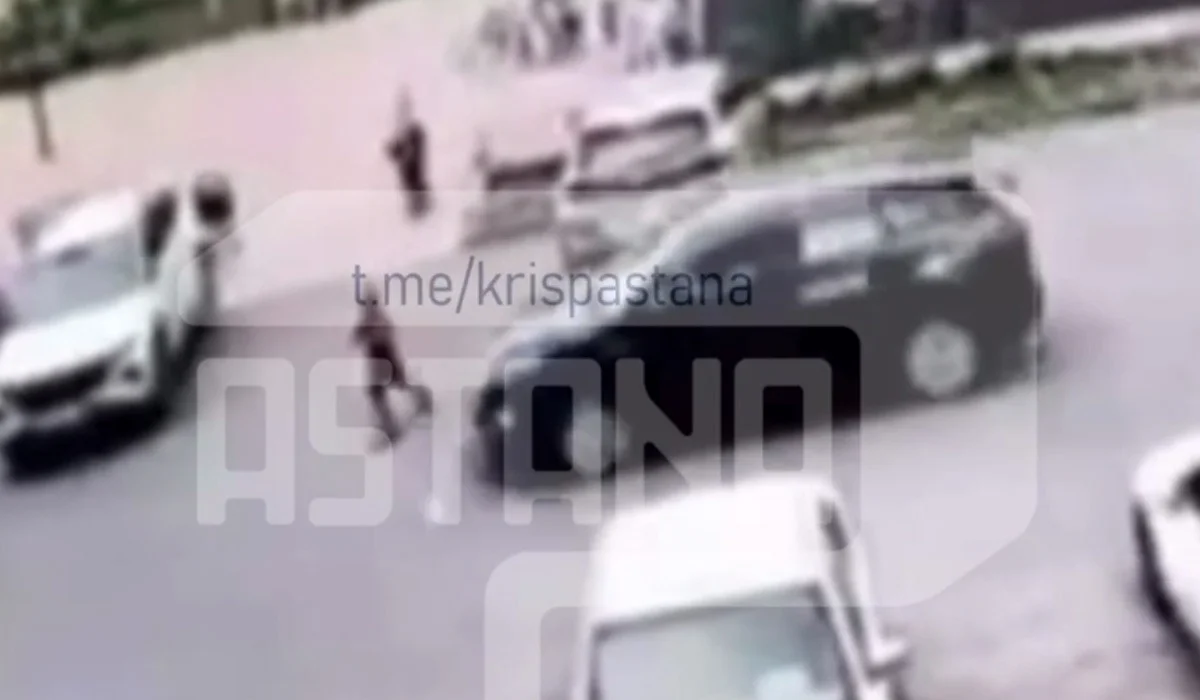 Астанада аулада самокатпен ойнап жүрген баланы көлік қағып кетті (ВИДЕО)