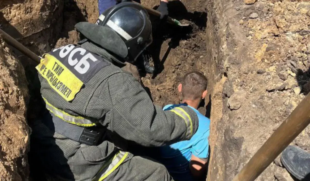 Қостанайда ер адам екі метрлік шұңқырға құлап кетті