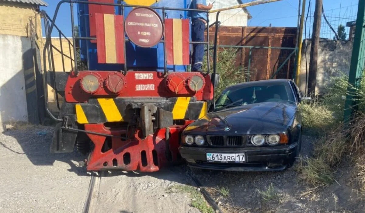 Шымкентте BMW жүргізушісі пойыз жолына түсемін деп тепловозбен соқтығысты