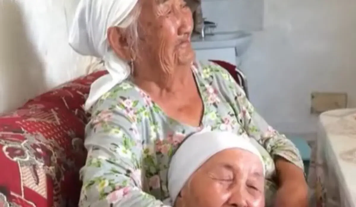 Жылап көріскен апалы-сіңілі қариялар елдің жүрегін елжіретті (ВИДЕО)
