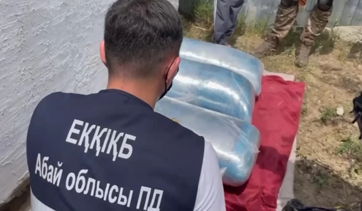 Абай облысында ер адамның үйінен бірнеше қап есірткі табылды