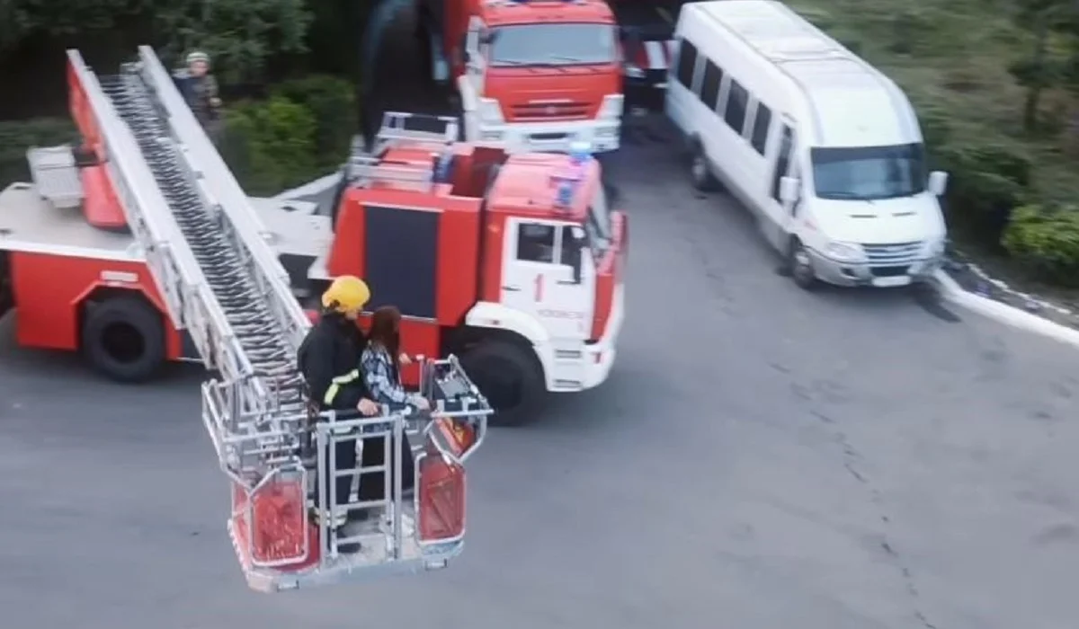 Көкшетаулық құтқарушы өрт сөндіру көлігінің үстіне шығып, сүйіктісіне ұсыныс жасады (ВИДЕО)