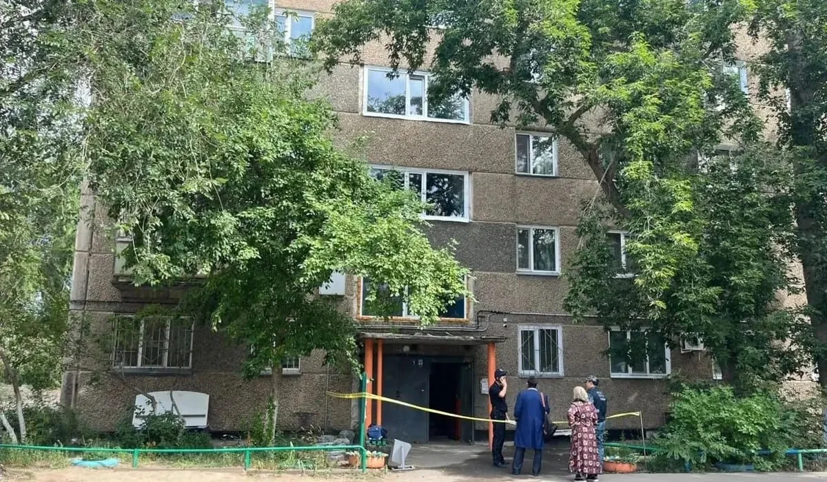 Павлодардағы оқиға: дәрігерлер терезеден құлаған әйел мен екі баласының жағдайын айтты