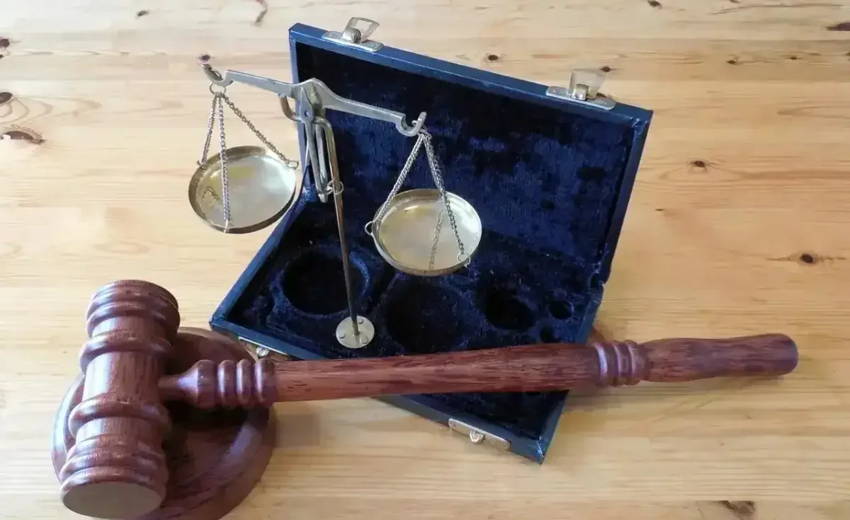 Ер адам әпкесімен соттасып жүріп, отбасына қатысты құпияны білді