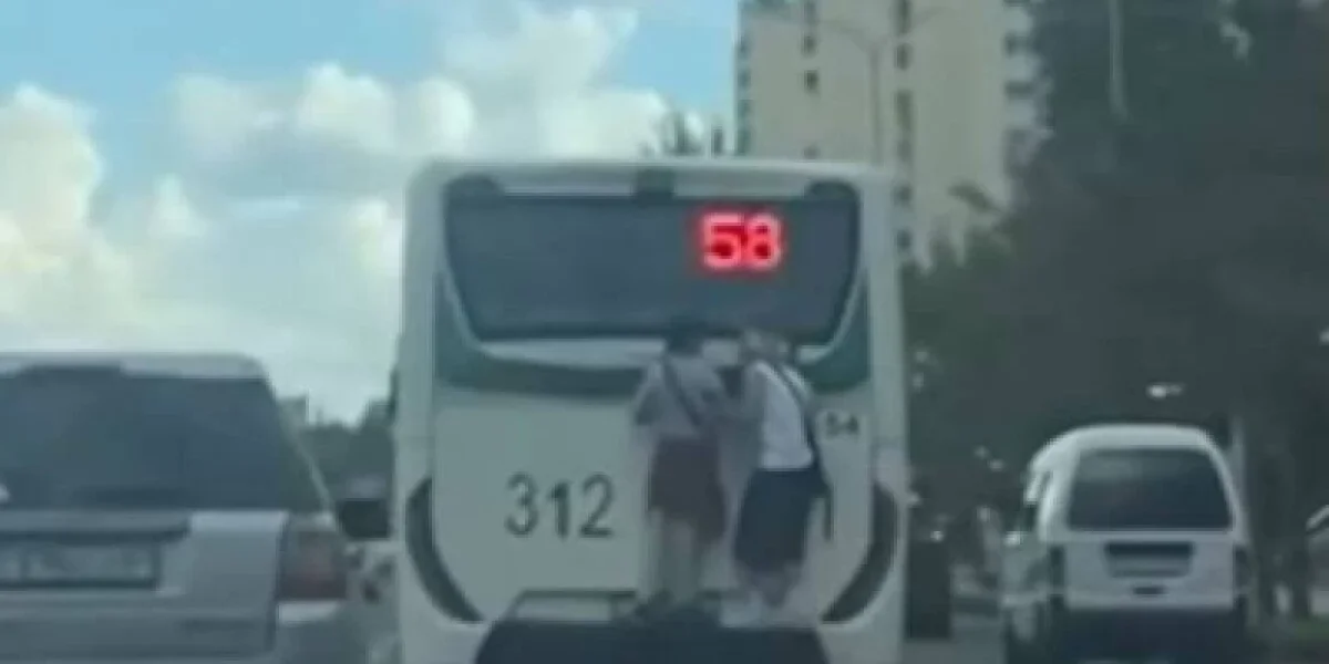 Астанада автобусқа жармасқан жасөспірімдер іздестіріліп жатыр