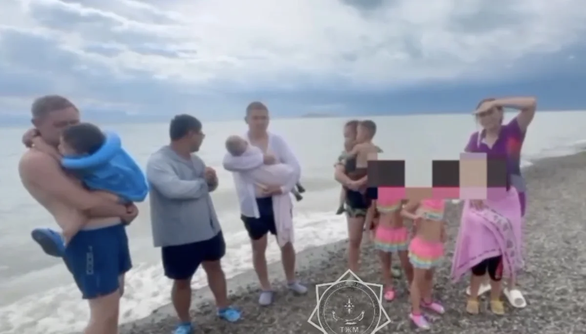 Алакөлде 14 адам қайығы бұзылып, көлдің ортасында қалды