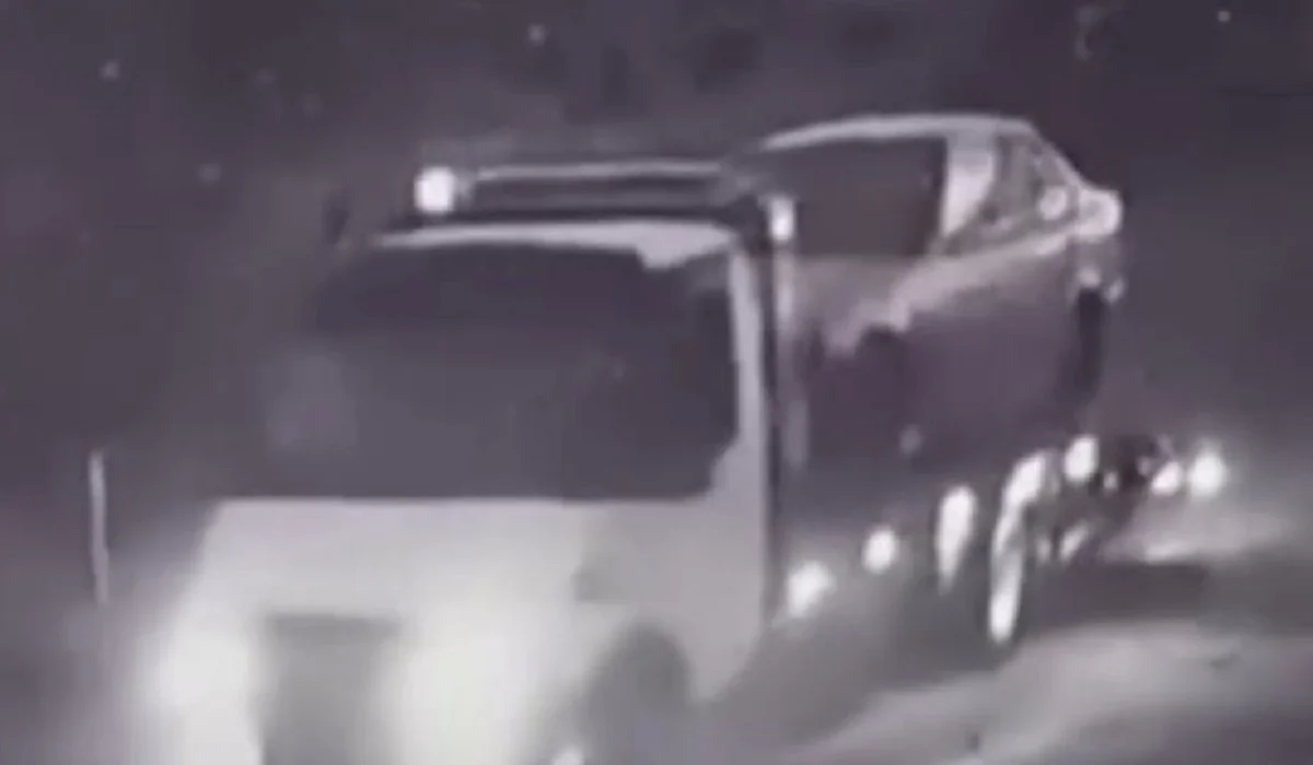 Астанада ер адам көшеде тұрған BMW көлігін эвакуаторына тиеп, ұрлап кетті (ВИДЕО)