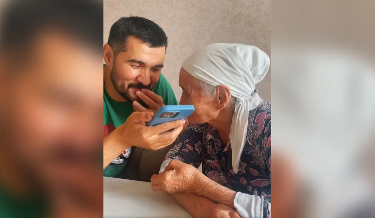 «Айналайын, менікі кілең ер бала»: танымал әнші қарт анасын chatgpt-мен сөйлестіріп, елді күлкіге қарық қылды (ВИДЕО)