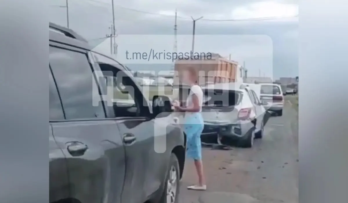 Оралда Toyota Land Cruiser Prado бірнеше көлікті соғып кетті (ВИДЕО)