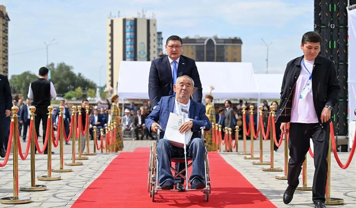 Абайдың мерейтойында Берік Уәли арбадағы Жүрсін Ерманға ерекше ықылас танытты