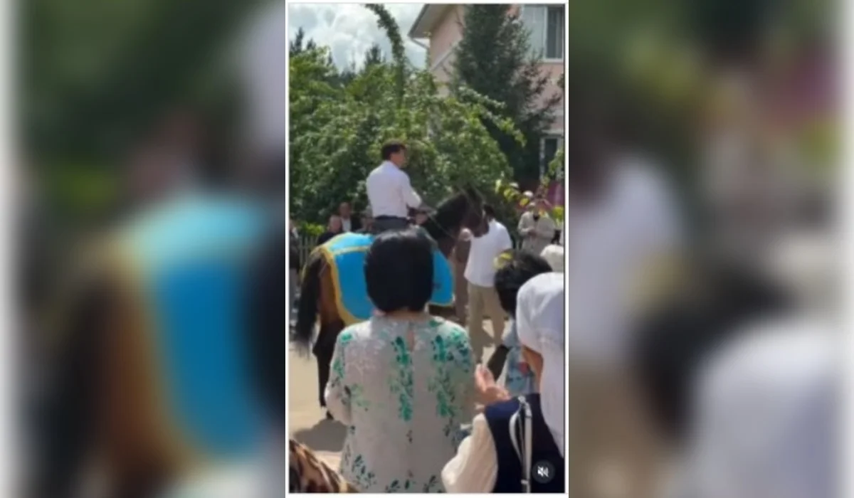 Қанат Айтбаевқа жаңа құдасы ат мінгізіп, ерекше құрмет көрсетті (ВИДЕО)