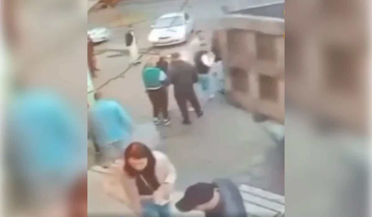Жүк көлігінің жүргізушісі жаяу жүргіншілерді қасақана екі рет соқпақ болды (ВИДЕО)