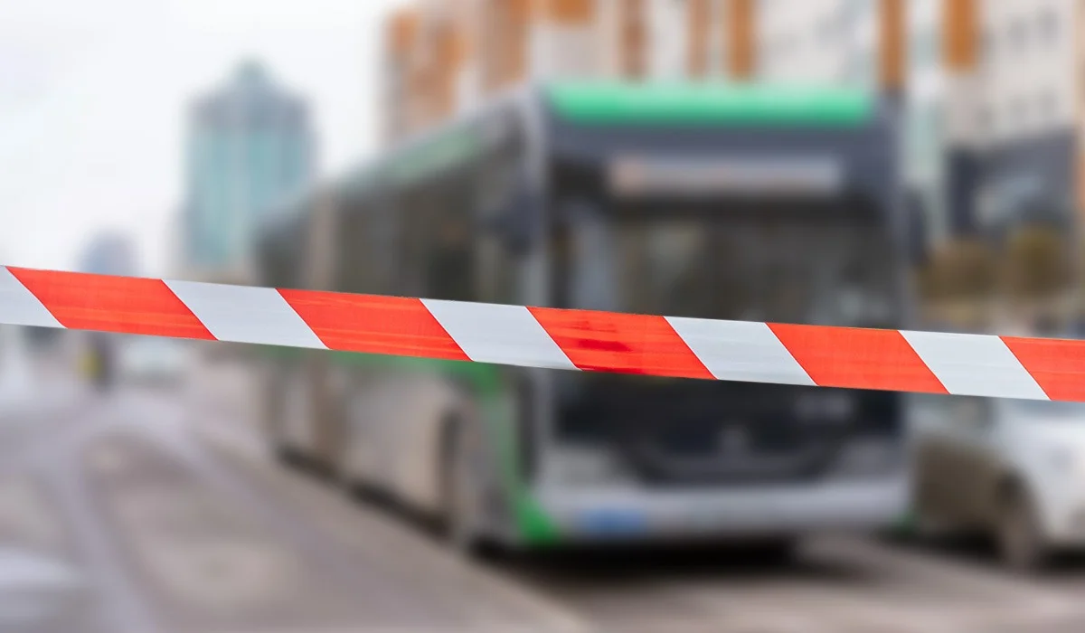Астанадағы автобус апаты: қояншығы бар жүргізушінің денесі құрысып, екі адамды қағып кеткен