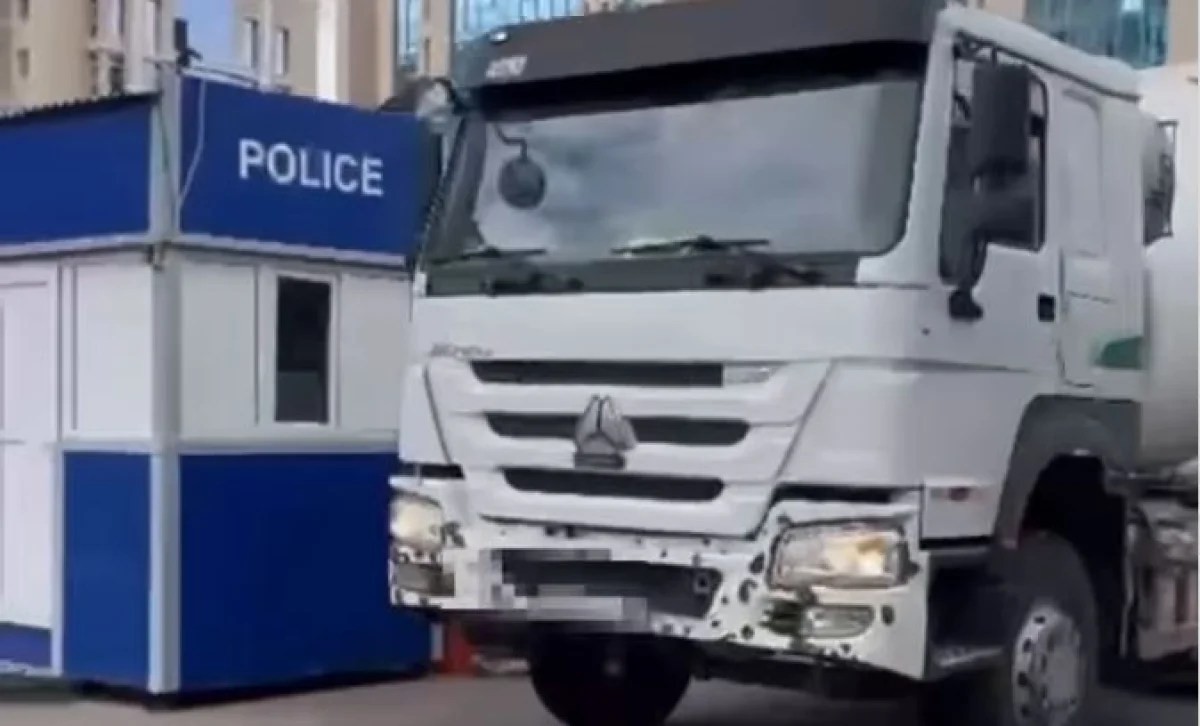 Астанада бетон қалдықтарын рұқсат етілмеген жерге төккен жүргізуші ұсталды (ВИДЕО)
