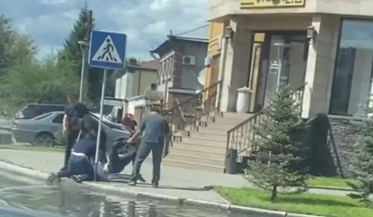 Семейде ер адамды полиция бөлімшесінің алдында аяусыз соққыға жығып кетті (ВИДЕО)