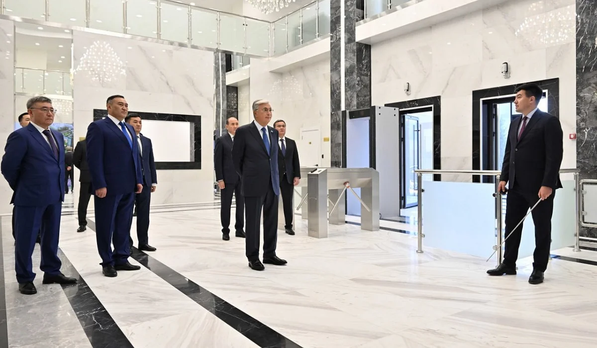 Тоқаев Астанадағы ҰҚК-ның жаңа ғимаратын аралап шықты
