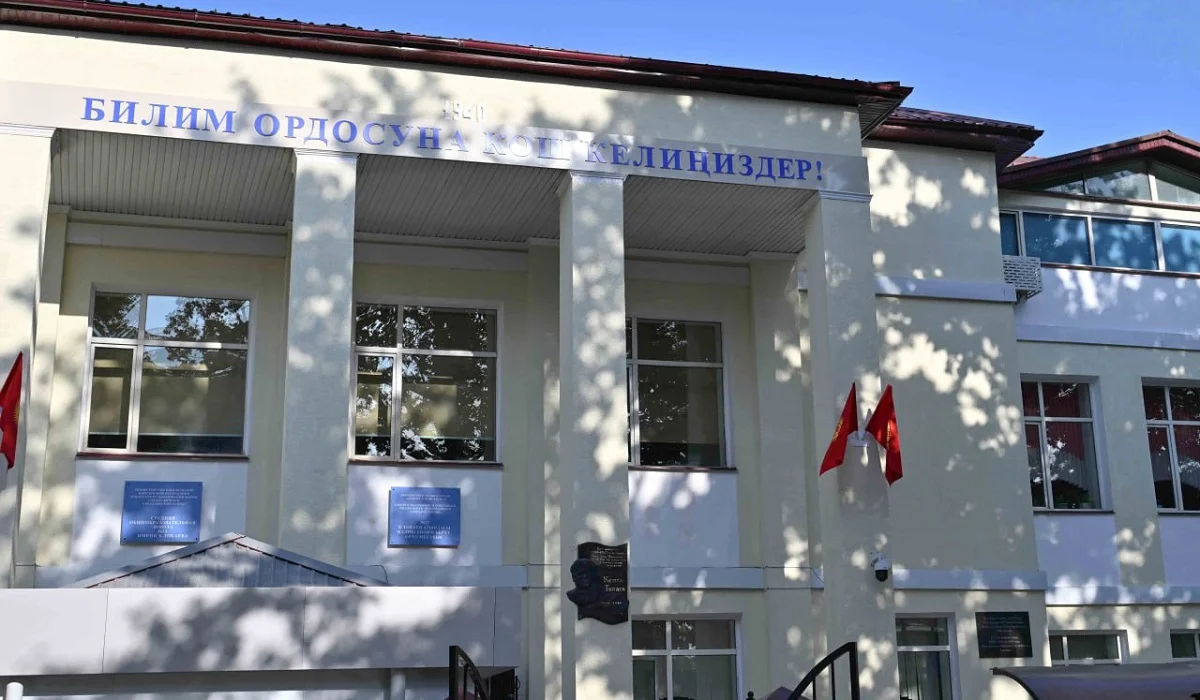 Тоқаев Қырғызстанда әкесінің есімі берілген мектепті аралап көрді