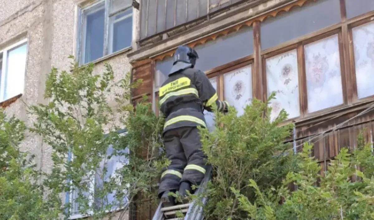 Көкшетауда 3 жасар бала үйде қамалып қалды