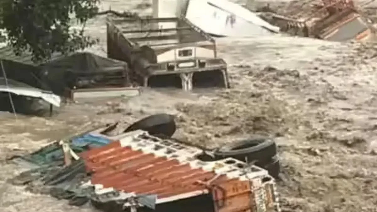Үндістанда толассыз жаңбыр су тасқынына ұласып, 11 адам қаза болды