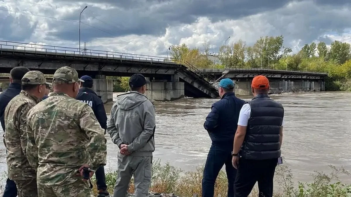 Өскеменде автомобиль көпірінің бір бөлігі опырылып түсті
