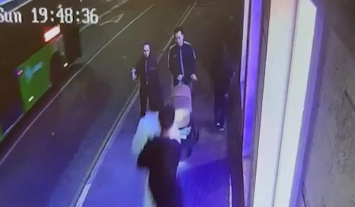 Алматыда самокатқа міңгесіп алған екі бала кішкентай сәбидің арбасын құлатып кетті (ВИДЕО)
