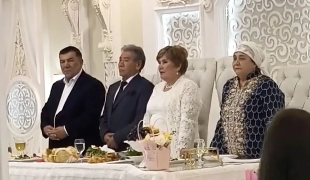 «Бұл қандай той?»: желіде жасы үлкен ер мен әйелдің тойында түсірілген видео тарады