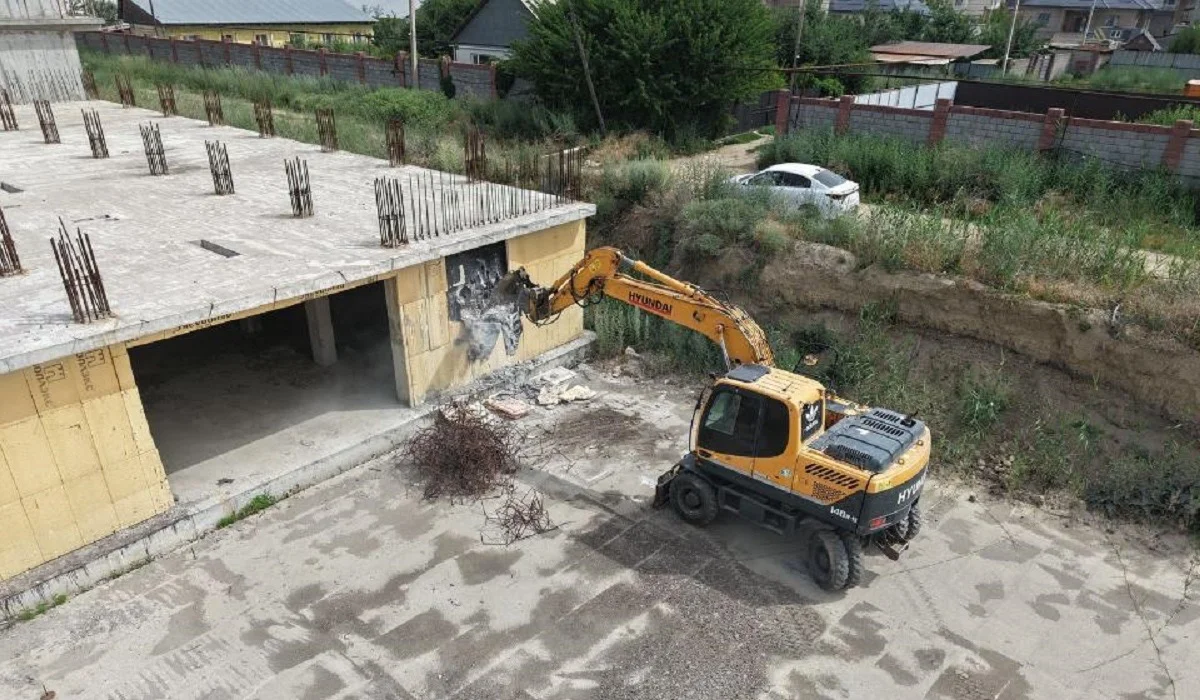 Алматыда заңсыз салынған ондаған нысан бұзылды – әкімдік