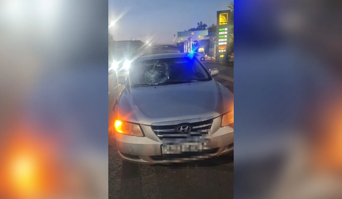 Павлодарда мас адам көшені кесіп өтемін деп көлік астына түсті