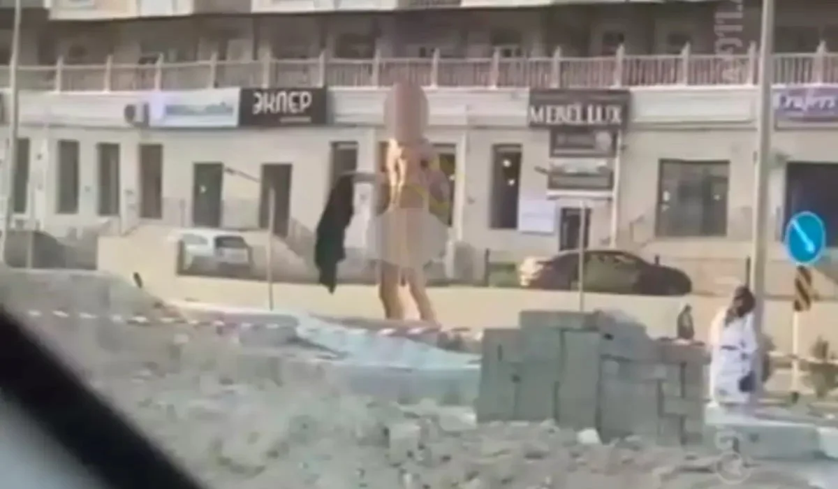 Ақтауда тыржалаңаш жігіт көшеде дәрет сындырды (ВИДЕО)