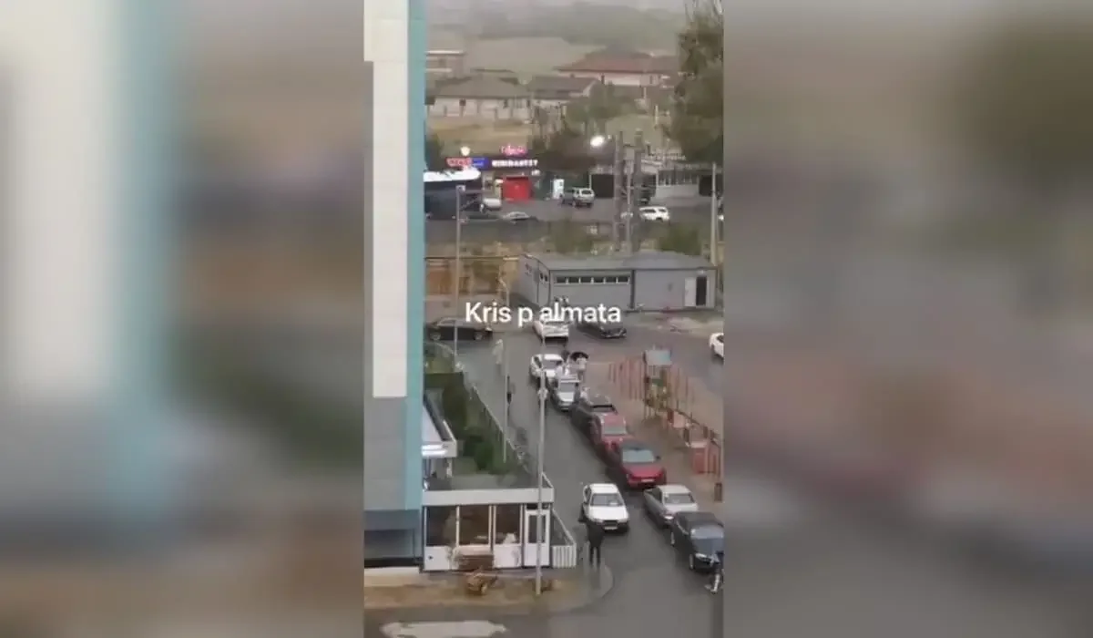 Алматы облысында көпқабатты үйдің жанынан 20 жастағы жігіттің денесі табылды (ВИДЕО)
