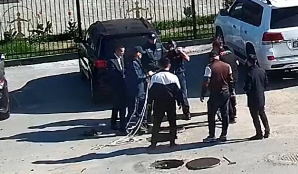 Семейде полицейлер есінен танып қалған екі жұмысшыны аман алып қалды (ВИДЕО)