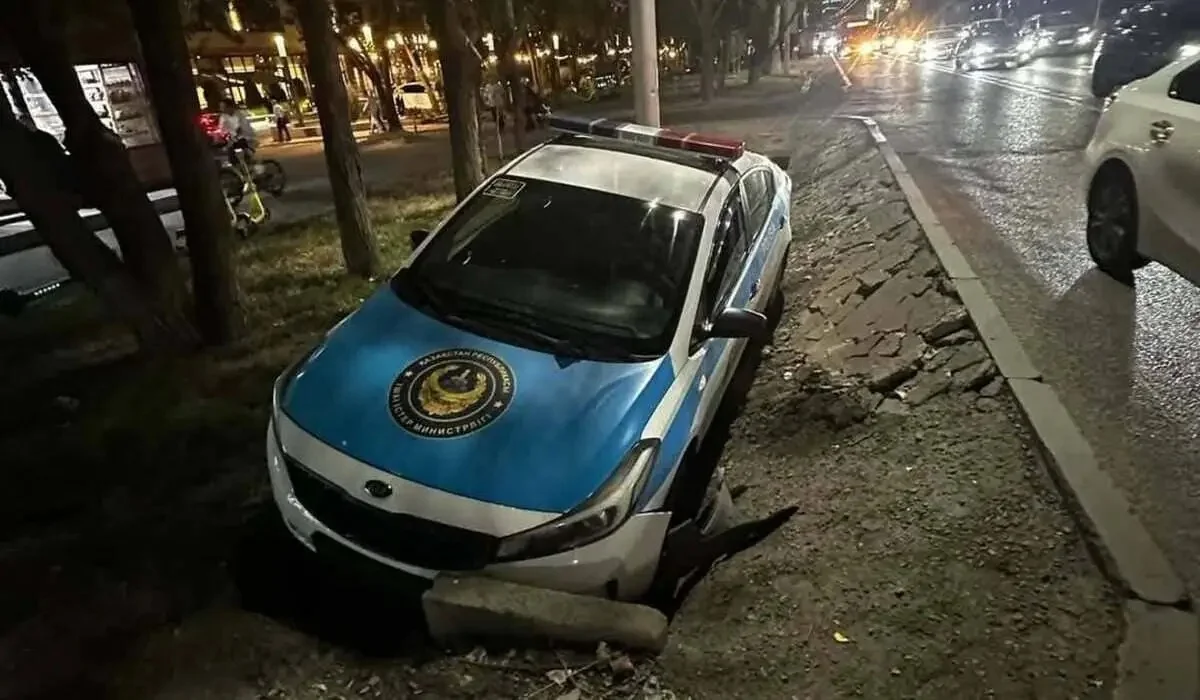 Алматыда полицей жол апатынан қашамын деп көлігімен бірге арыққа түсіп кетті