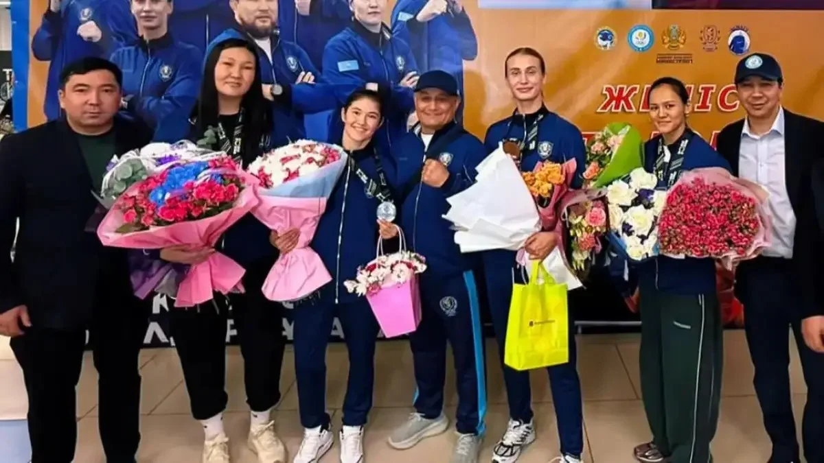 Әлем чемпионы атанған боксшылар елге оралды: оларды жанкүйерлер әуежайдан күтіп алды