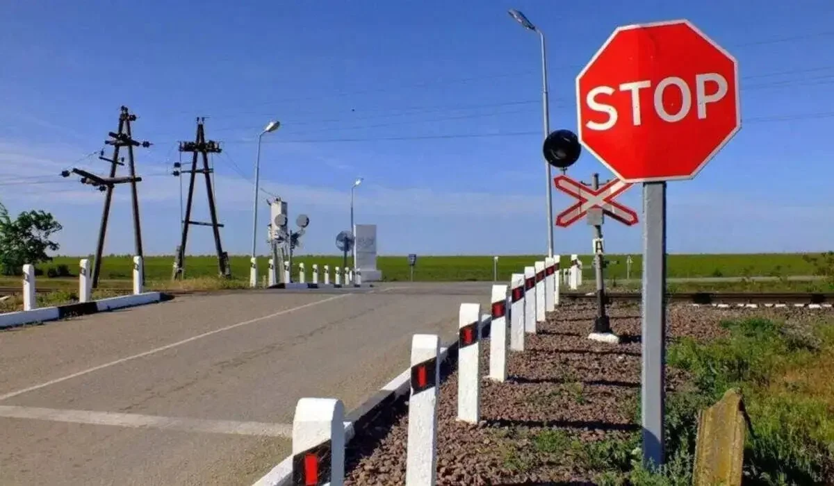 Қарағанды облысында жеңіл көлік пойыздың жолына шығып кетіп, үш адам мерт болды