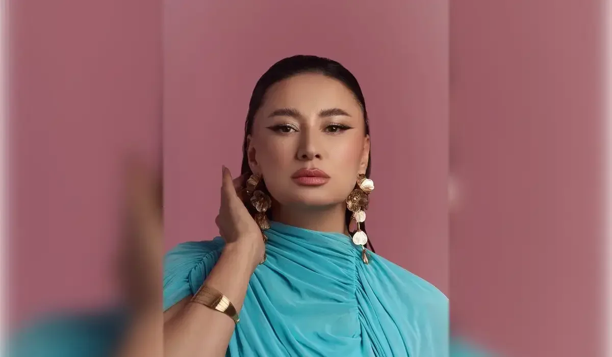 Мәдина Сәдуақасова ән айтып жатқанда «соққы» алды (ВИДЕО)