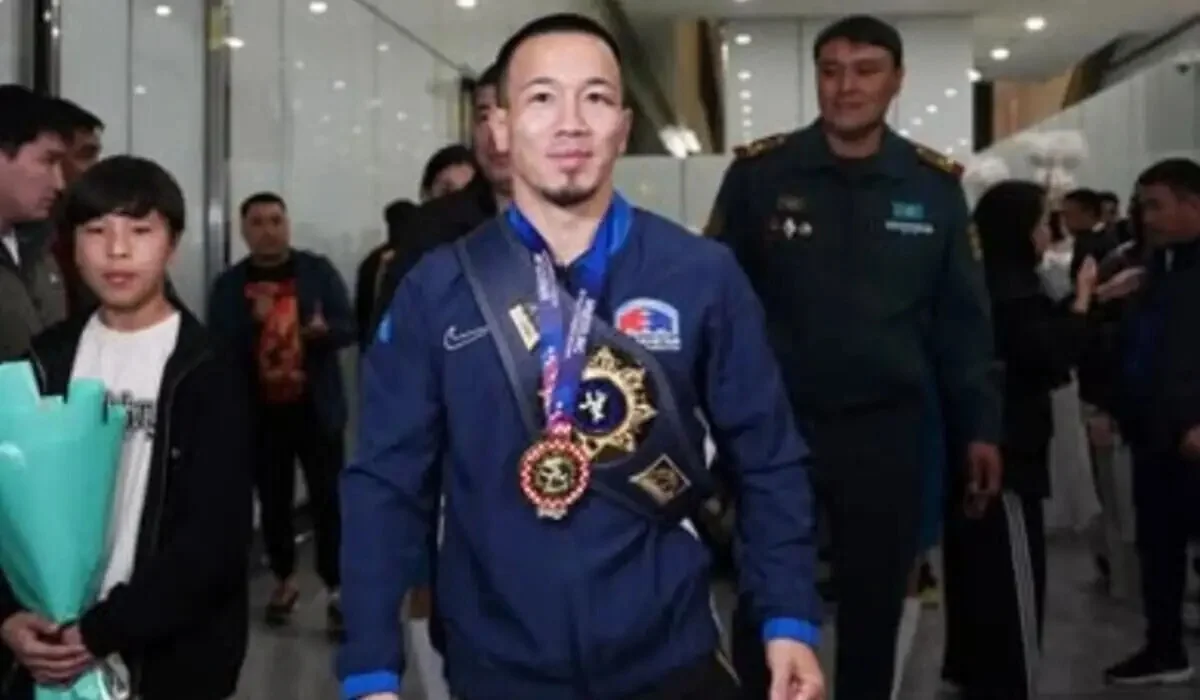 Әлем чемпионатында тарихи жеңісті жұлып әкеткен Айдос Сұлтанғали елге оралды
