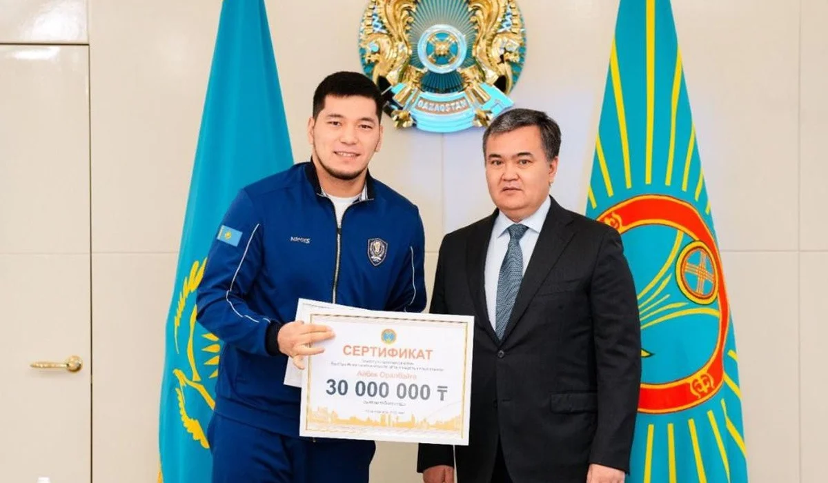 Жеңіс Қасымбек боксшы Айбек Оралбай мен Санжар Тәшкенбайға 30 млн теңгенің сертификатын берді