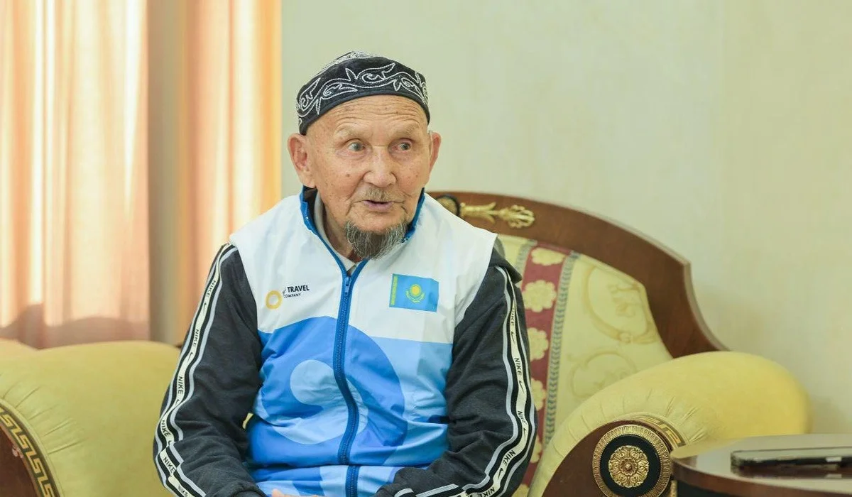 «Өмір бойғы ақшасы»: Павлодардың қарттар үйіндегі қария қажылыққа жинаған 3,6 млн теңгесін 30 анаға бөліп берді