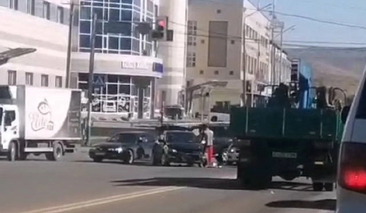 Өскеменде жеңіл көлік жүргізушісі мотоцикл мінген адамды қағып кетті